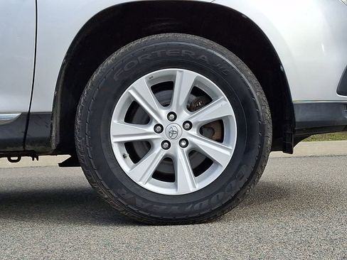 Used 2013 Toyota Highlander Plus w/ Cold Weather Pkg image 10