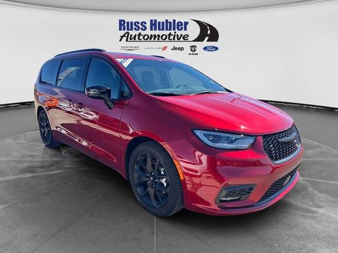 Used 2025 Chrysler Pacifica Limited w/ Trailer Tow Group FWD image 8