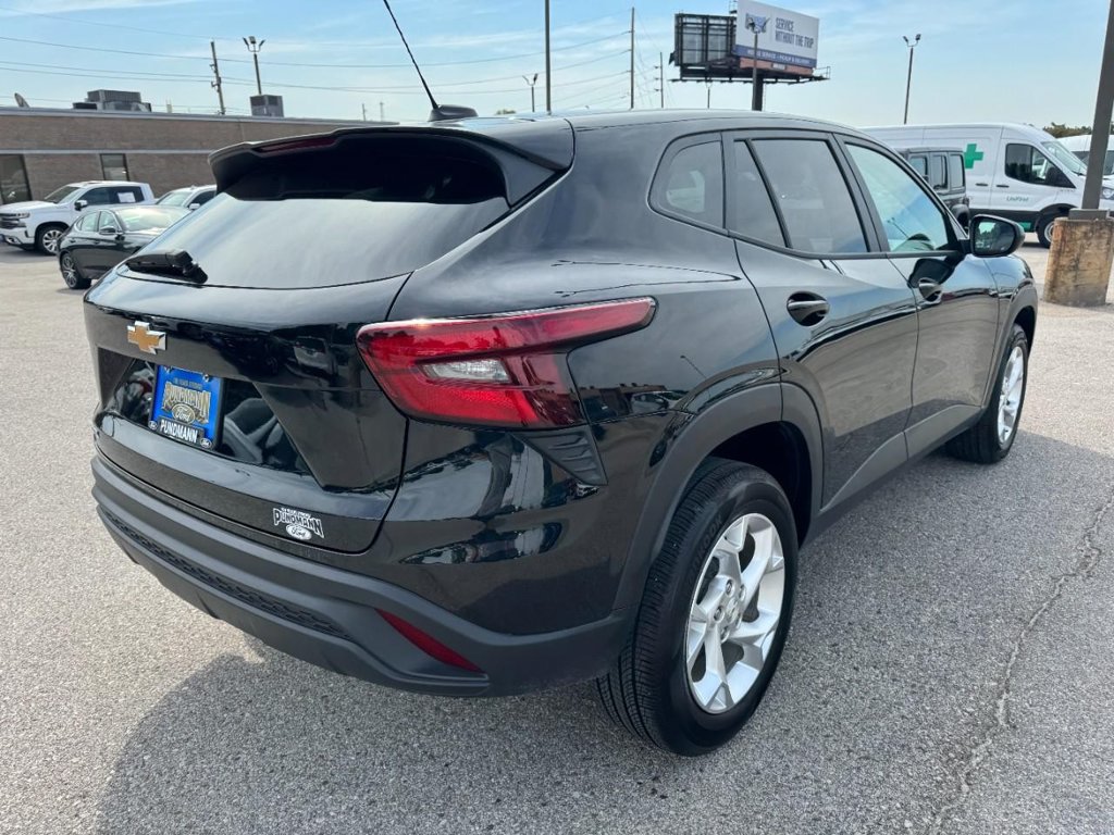 Used 2025 Chevrolet Trax LS w/ LS Convenience Package FWD image 3