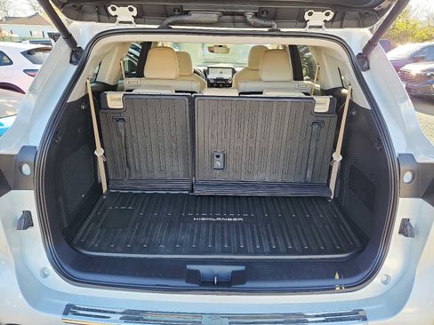 Used 2024 Toyota Highlander Limited image 29