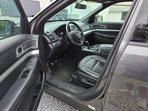 Used 2017 Ford Explorer XLT w/ Equipment Group 202A AWD/4WD image 5