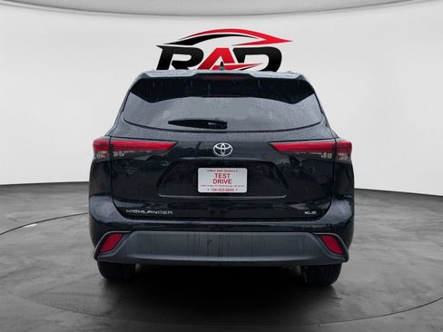 Used 2022 Toyota Highlander XLE FWD image 4