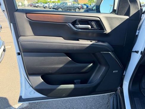 Used 2025 GMC Yukon Denali AWD/4WD image 18