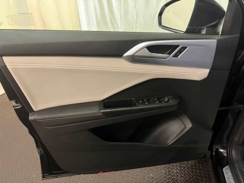 Certified 2025 Volkswagen Taos SE w/ Panoramic Sunroof Package image 19