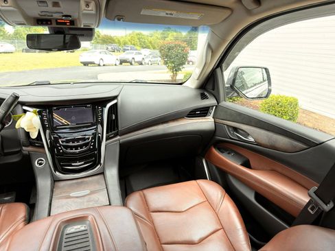 Used 2019 Cadillac Escalade Luxury AWD/4WD image 30
