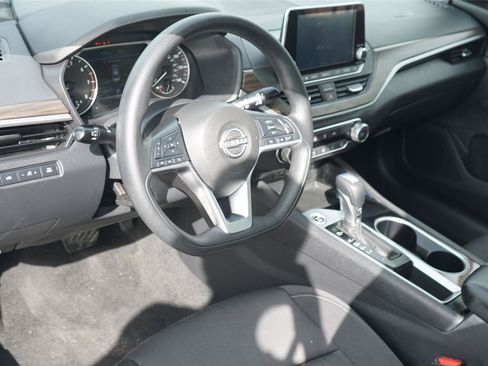 Used 2024 Nissan Altima 2.5 SV FWD image 9