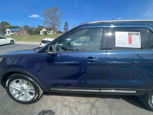 Used 2017 Ford Explorer XLT w/ Equipment Group 202A image 3