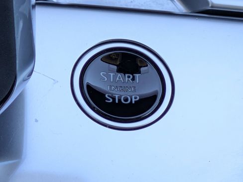 Certified 2023 Land Rover Range Rover SE image 17