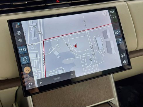 Certified 2025 Land Rover Range Rover SE AWD/4WD image 13