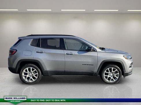 Used 2023 Jeep Compass Latitude image 4