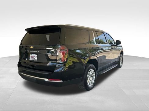 Used 2025 Chevrolet Suburban LS RWD image 3