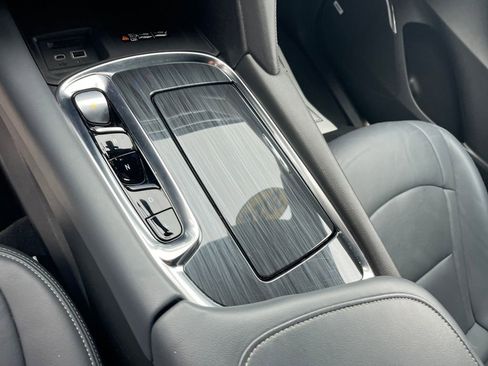 Used 2024 Buick Enclave Premium image 16