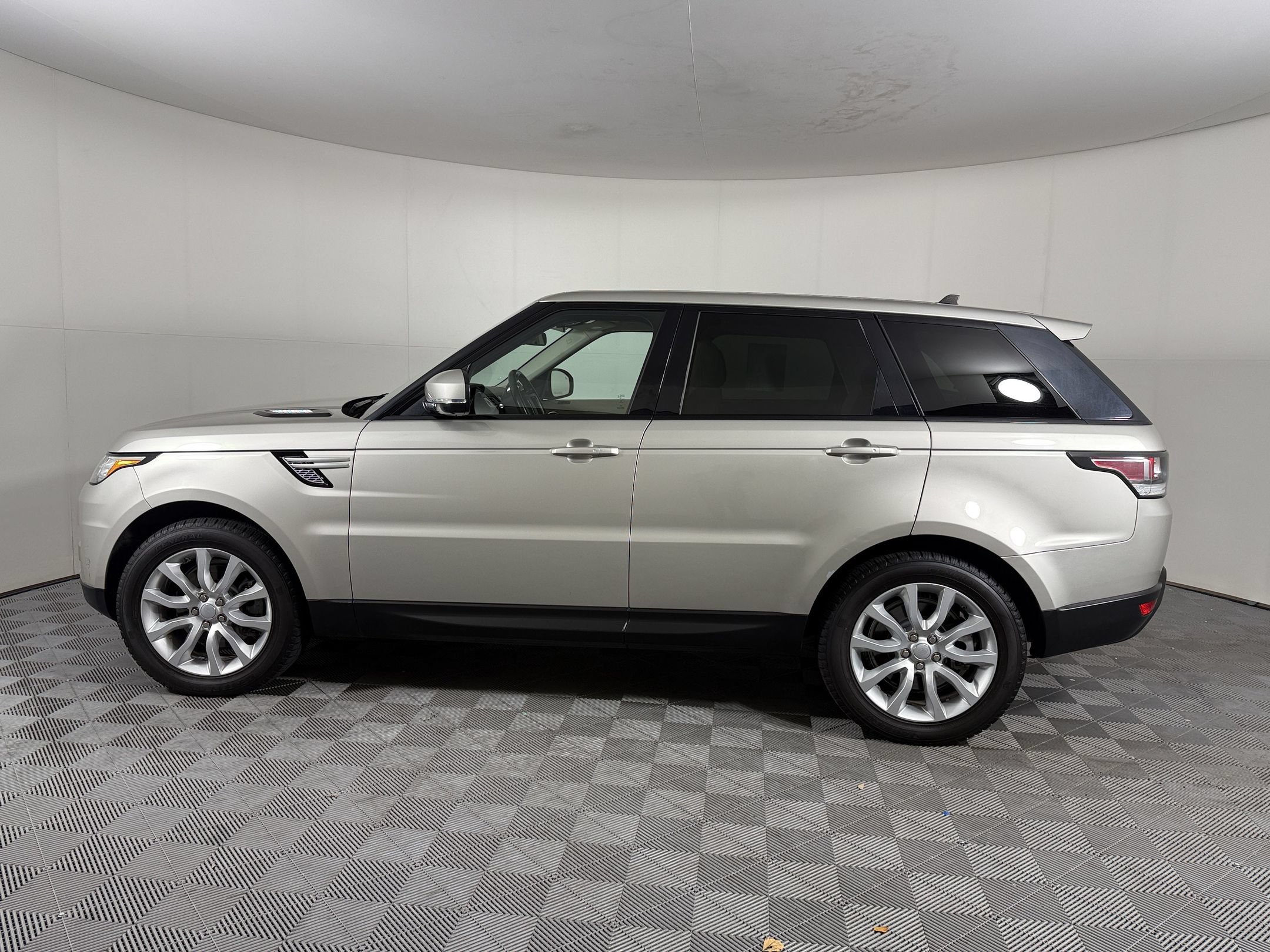 Used 2016 Land Rover Range Rover Sport HSE AWD/4WD image 2