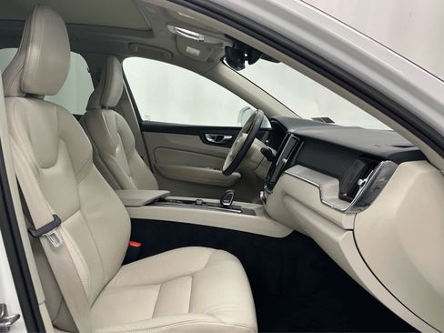 Used 2023 Volvo XC60 B5 Plus image 18