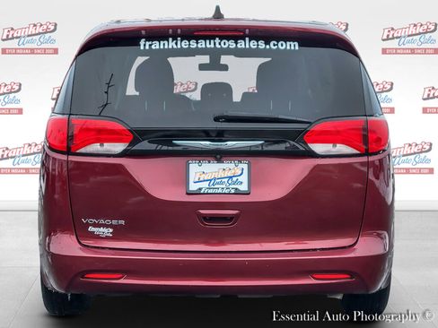 Used 2022 Chrysler Voyager LX image 5