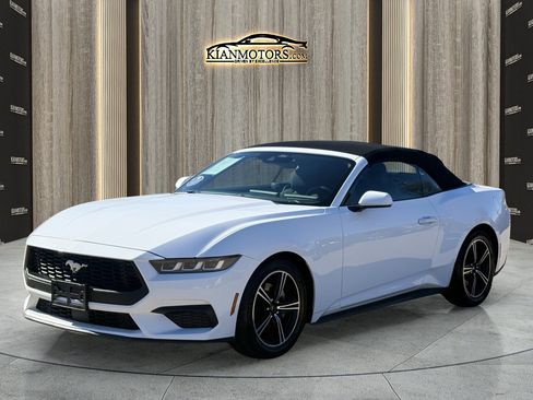 Used 2024 Ford Mustang Convertible image 3