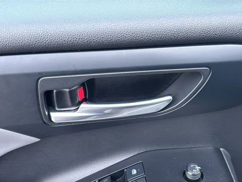 Used 2022 Toyota Highlander XLE image 11