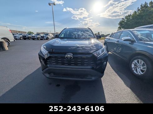 Used 2019 Toyota RAV4 XLE w/ Convenience Package FWD image 2