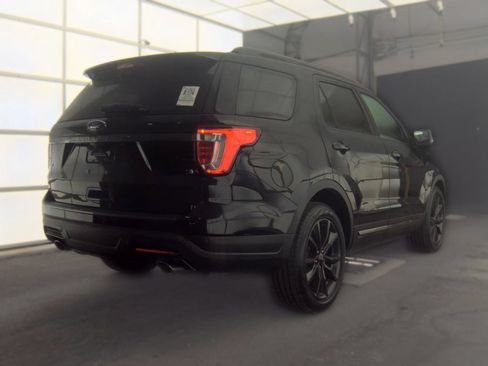 Used 2018 Ford Explorer XLT w/ Equipment Group 202A FWD image 3