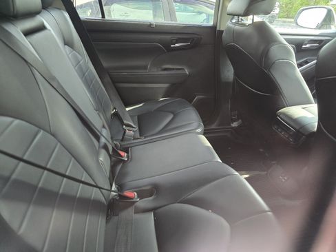 Certified 2021 Toyota Highlander XLE AWD/4WD image 12