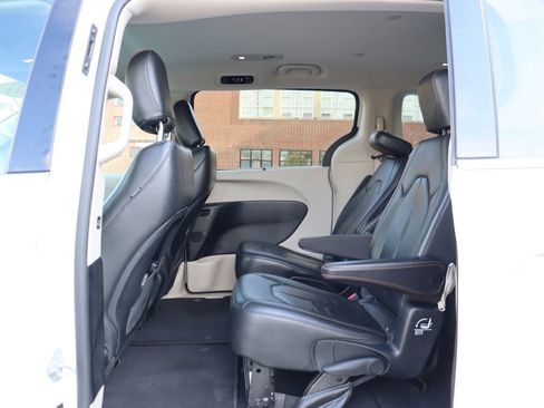 Used 2017 Chrysler Pacifica Touring-L FWD image 14