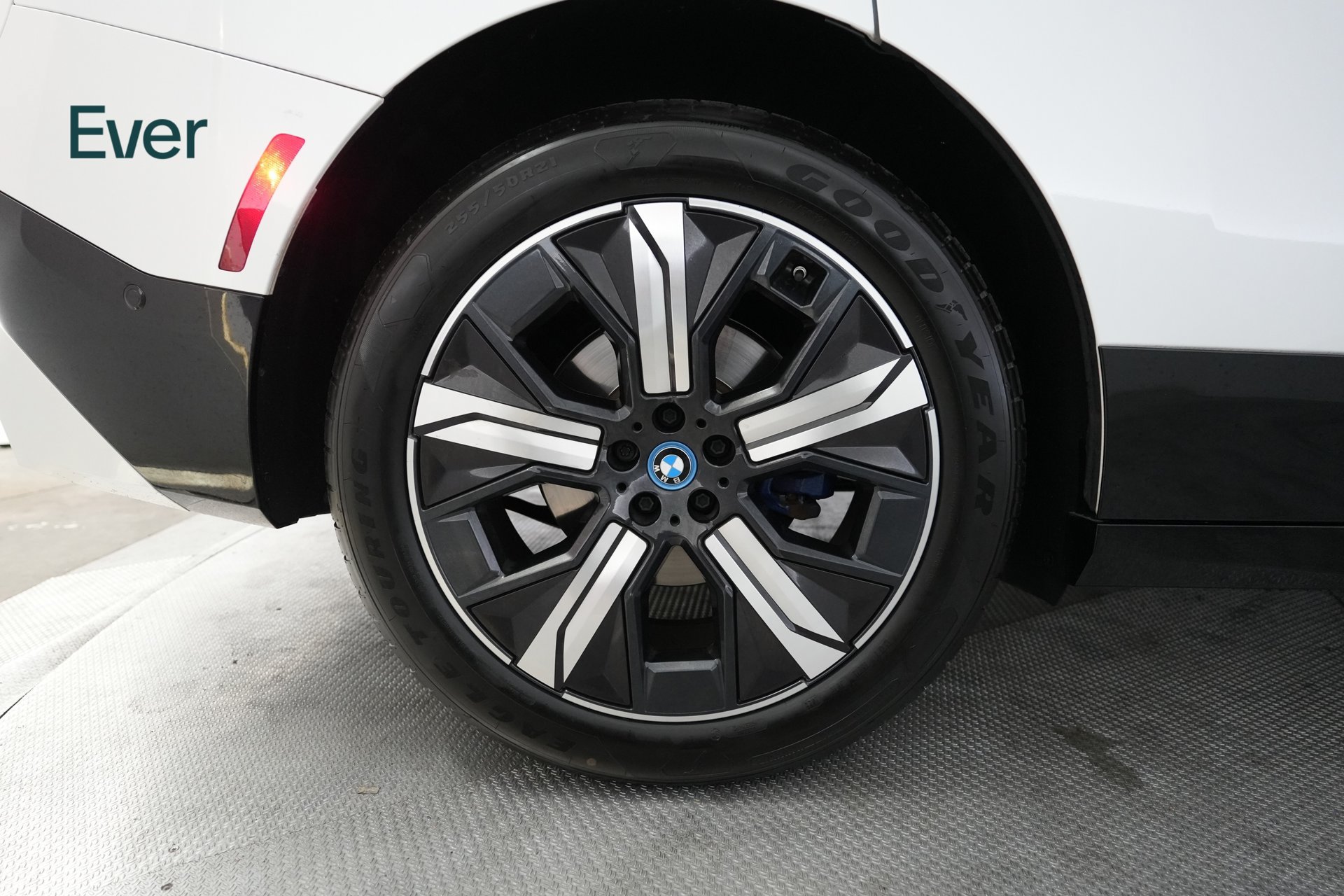 Used 2024 BMW iX xDrive50 w/ Sport Package AWD/4WD image 21