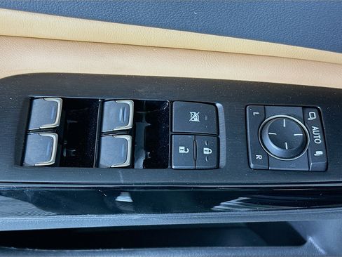 Used 2024 Lexus ES 350 w/ Premium Package image 14