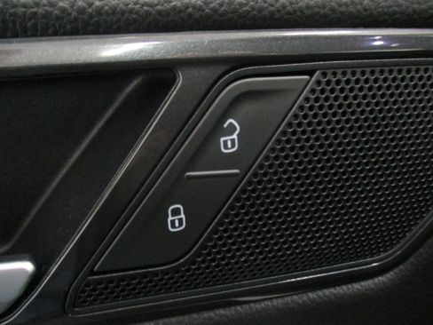 Used 2024 Volkswagen Tiguan SE image 17