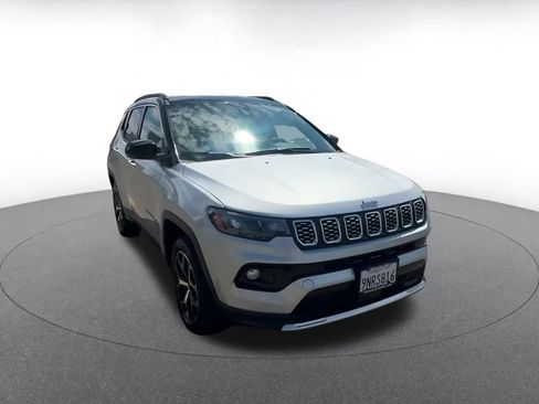 Used 2025 Jeep Compass Limited image 3