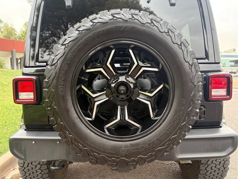Used 2018 Jeep Wrangler Unlimited Sahara AWD/4WD image 5