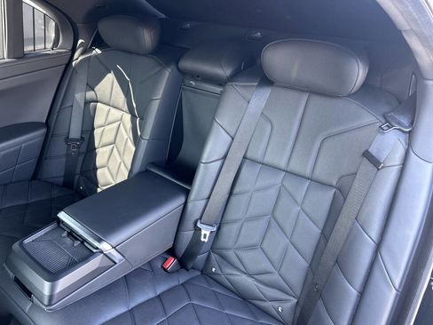 Used 2023 BMW 740i image 25