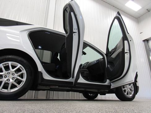 Used 2022 Chevrolet Equinox LS w/ LS Convenience Package AWD/4WD image 16