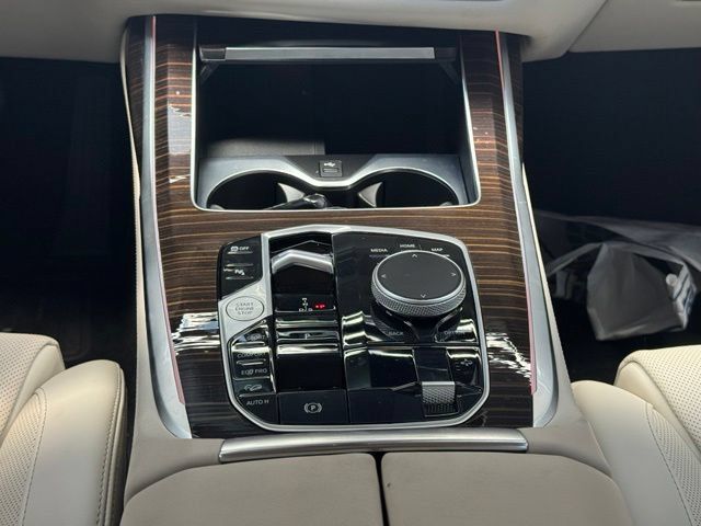Used 2026 BMW X7 xDrive40i AWD/4WD image 16