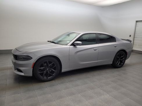 Used 2017 Dodge Charger SE RWD image 2