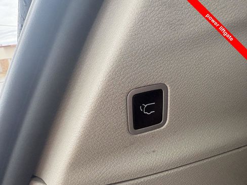 Used 2023 Chrysler Pacifica Touring-L FWD image 6