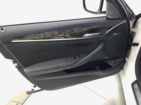 Used 2023 BMW 530e xDrive w/ Premium Package image 14