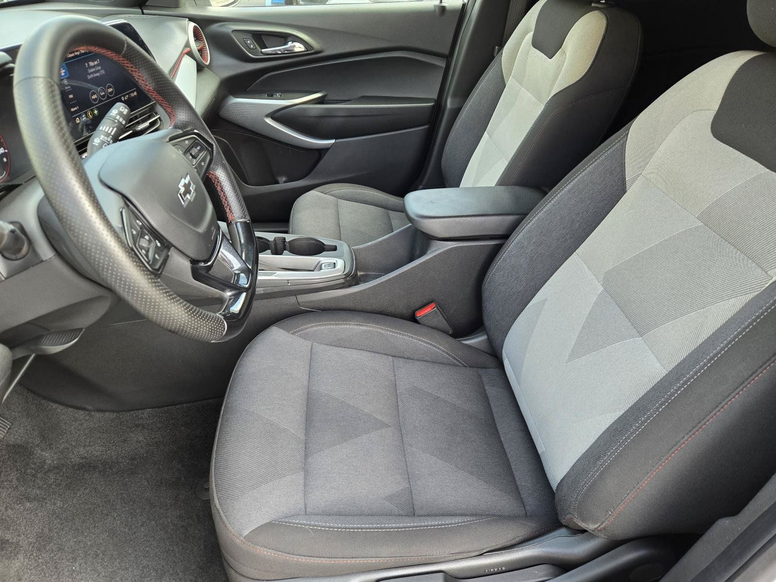 Used 2024 Chevrolet Trax RS w/ Sunroof Package FWD image 21