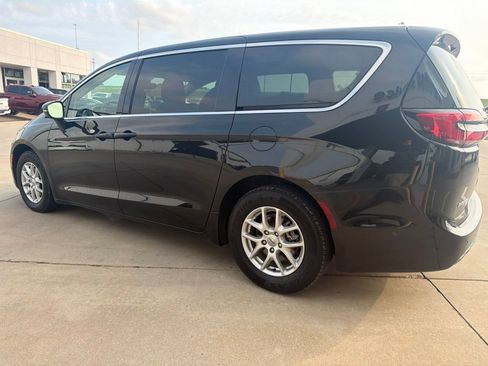 Used 2023 Chrysler Pacifica Touring-L FWD image 5