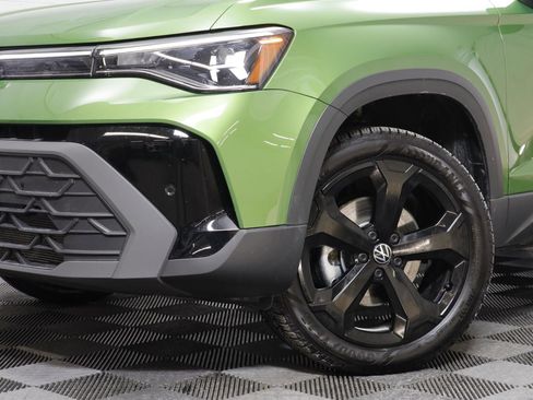 Used 2025 Volkswagen Taos SE image 3