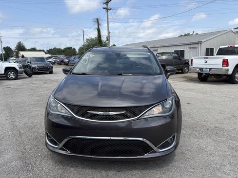 Used 2017 Chrysler Pacifica Touring-L FWD image 5