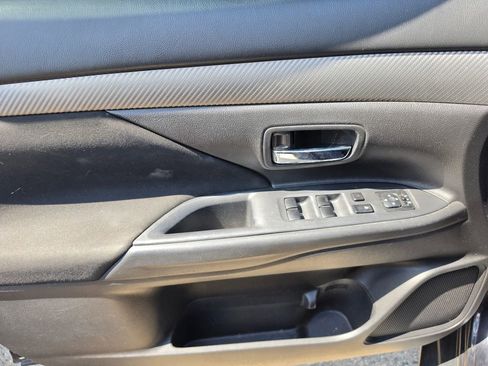 Used 2018 Mitsubishi Outlander SE FWD image 5