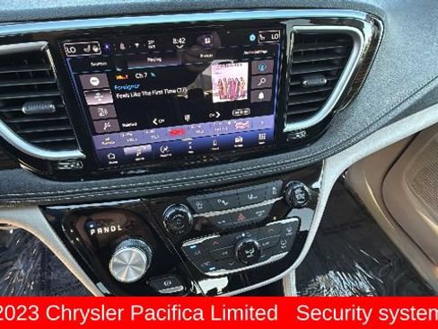 Used 2023 Chrysler Pacifica Limited FWD image 15