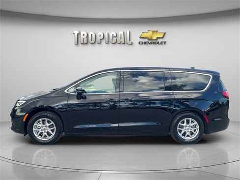 Used 2024 Chrysler Pacifica Touring-L image 2