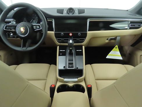 Certified 2025 Porsche Macan AWD/4WD image 16