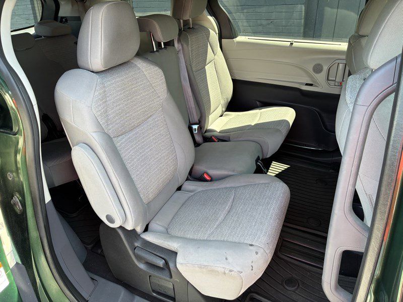 Used 2023 Toyota Sienna LE AWD/4WD image 19