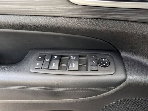 Used 2021 Jeep Grand Cherokee Laredo image 12