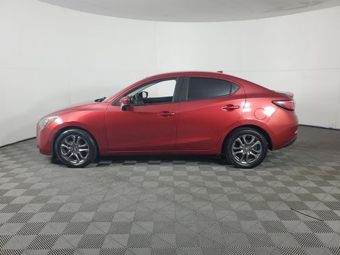 Used 2019 Toyota Yaris LE image 7