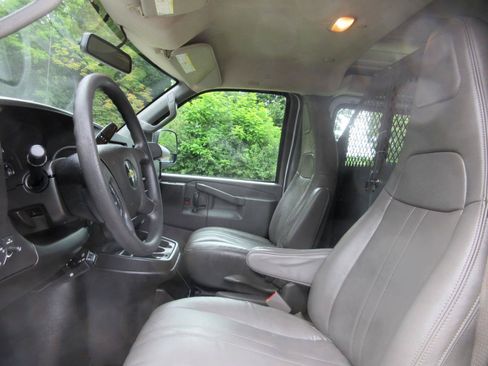 Used 2017 Chevrolet Express 2500 RWD image 27