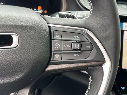 New 2026 Jeep Grand Cherokee Altitude image 9