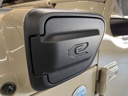 Used 2022 Jeep Wrangler Unlimited Sahara image 13